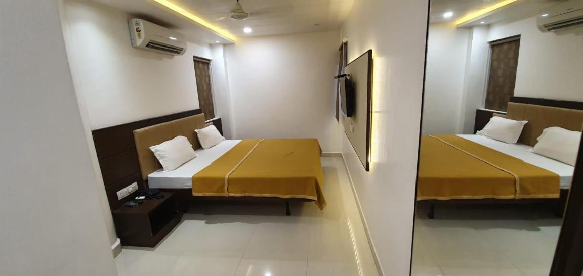 Hotel N K Bhuj Exterior foto