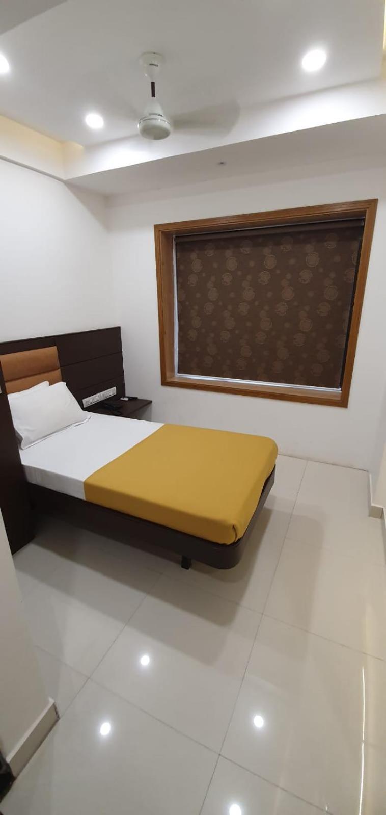 Hotel N K Bhuj Exterior foto