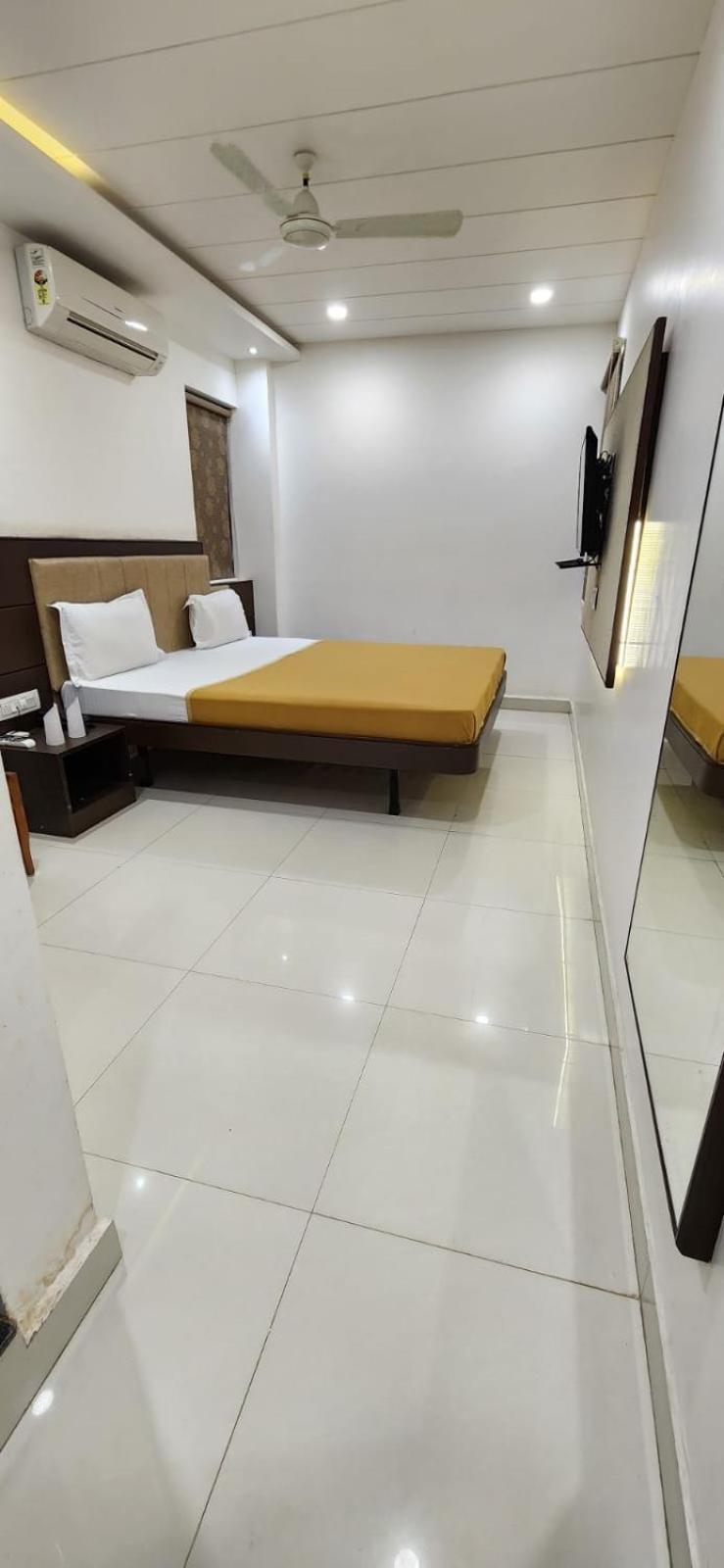 Hotel N K Bhuj Exterior foto